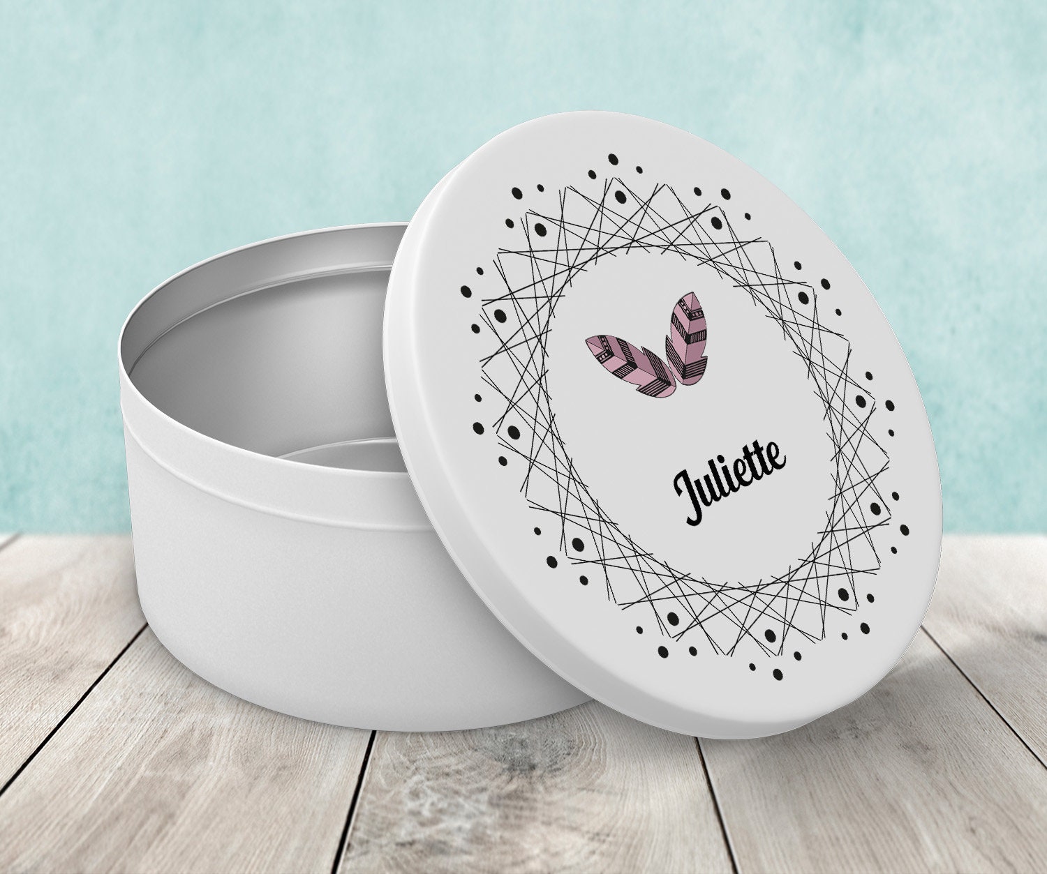 il_fullxfull.4197185471_inx7.jpg C41 Boîte Ronde Boho Plumes en métal personnalisée – Image 1